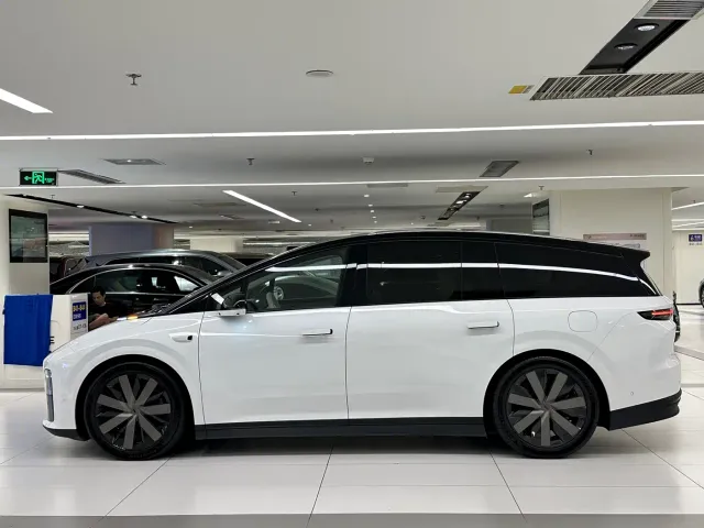 Li Auto i8 — Фото автомобиля 4