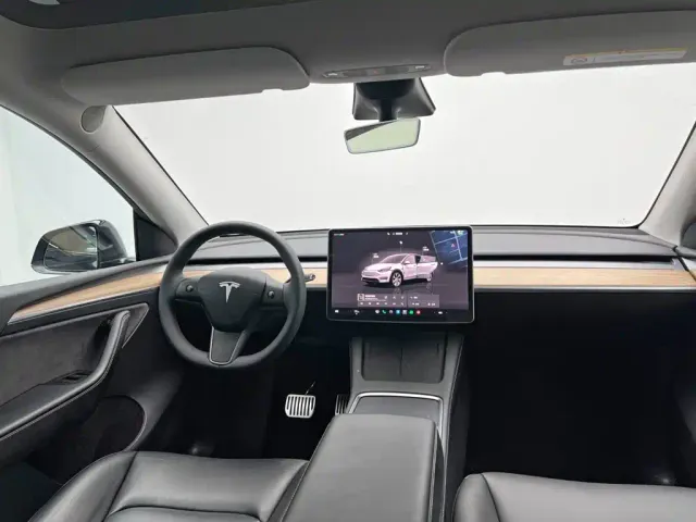 Tesla Model Y — Фото автомобиля 21