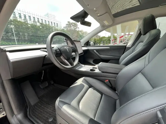 Tesla Model Y — Фото автомобиля 13