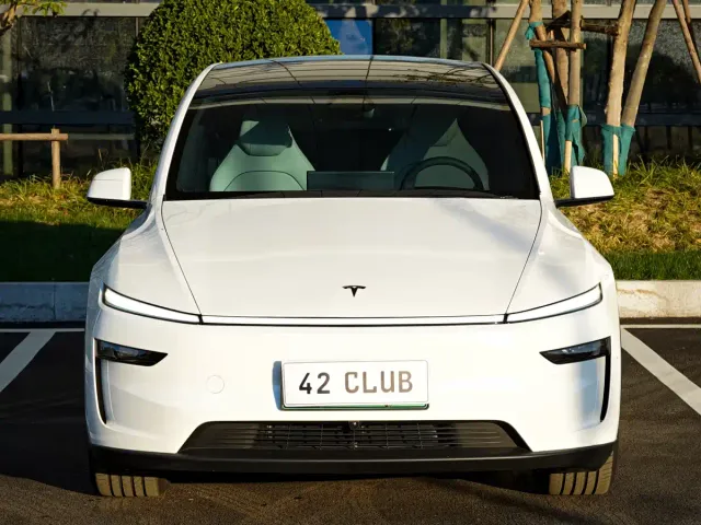 Tesla Model Y L — Фото автомобиля 2
