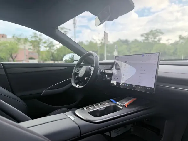 Xiaomi SU7 — Фото автомобиля 13