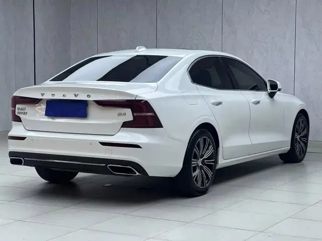 Volvo S60 — Фото автомобиля 10