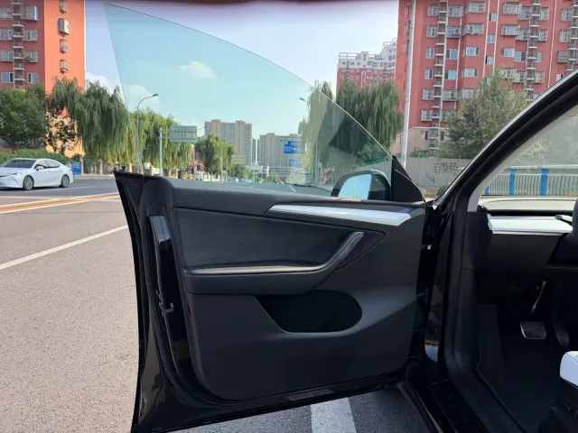 Tesla Model Y — Фото автомобиля 5