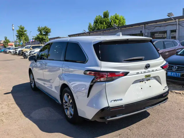 Toyota Sienna — Фото автомобиля 4