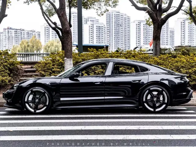 Porsche Taycan — Фото автомобиля 2
