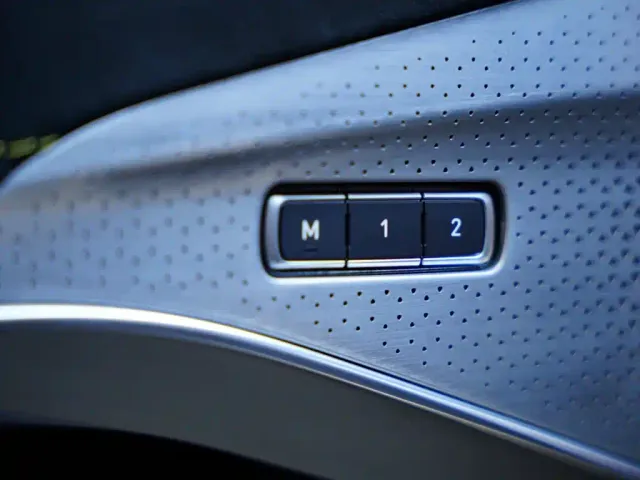 Lotus Emira — Фото автомобиля 30