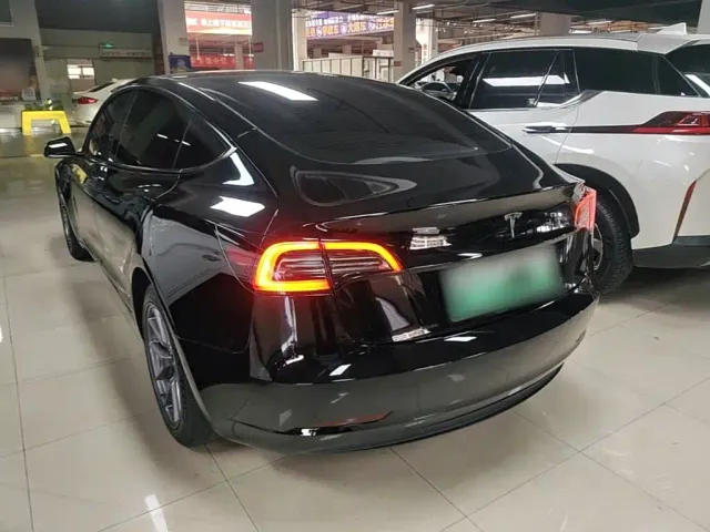 Tesla Model 3 — Фото автомобиля 4