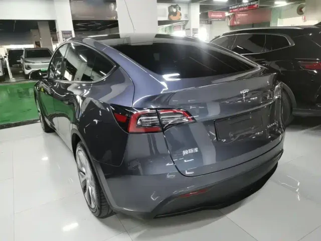 Tesla Model Y — Фото автомобиля 4