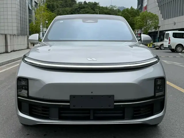 Li Auto L8 — Фото автомобиля 2