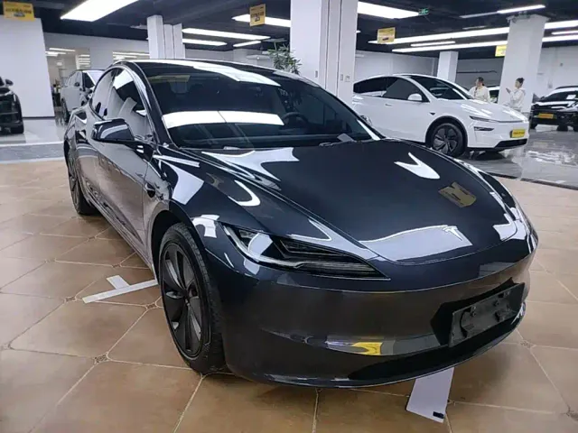 Tesla Model 3 — Фото автомобиля 3