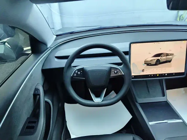 Tesla Model 3 — Фото автомобиля 10