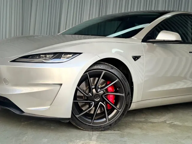 Tesla Model 3 — Фото автомобиля 2