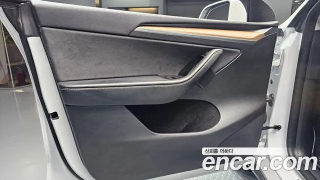 Tesla Model Y — Фото автомобиля 13