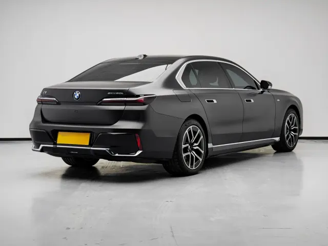 BMW i7 — Фото автомобиля 4