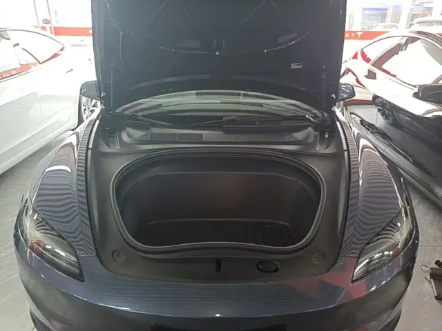 Tesla Model 3 — Фото автомобиля 18