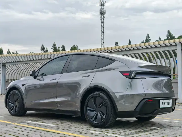 Tesla Model Y — Фото автомобиля 12