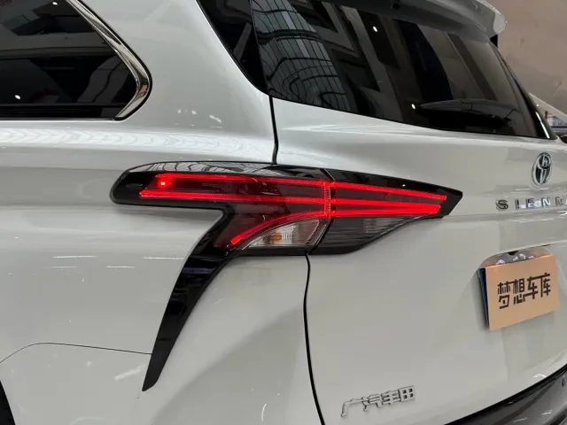 Toyota Sienna — Фото автомобиля 11