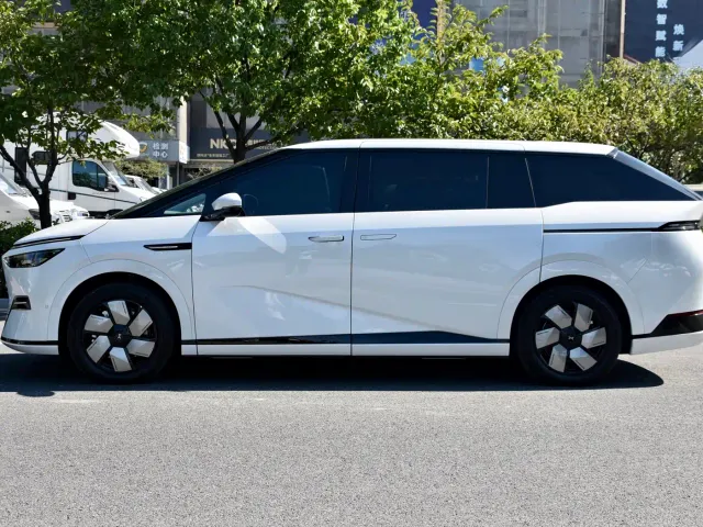 Xpeng X9 — Фото автомобиля 2
