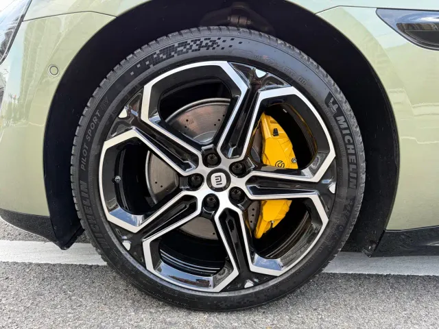 Xiaomi SU7 — Фото автомобиля 13