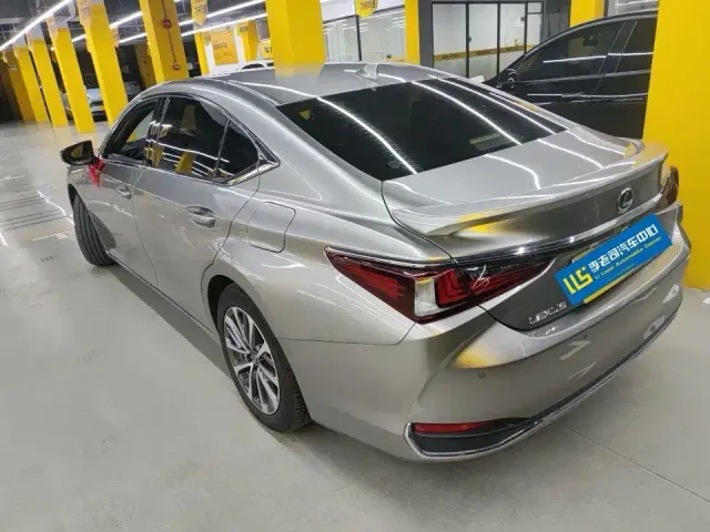 Lexus ES — Фото автомобиля 4