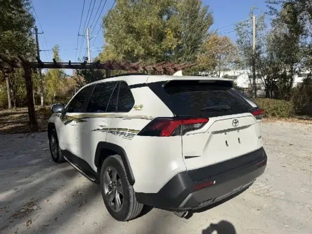 Toyota RAV4 — Фото автомобиля 6