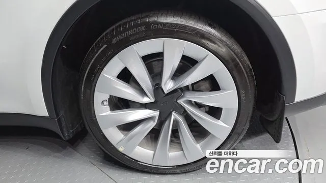 Tesla Model Y — Фото автомобиля 6