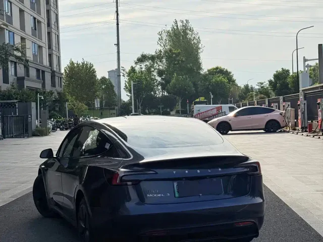 Tesla Model 3 — Фото автомобиля 10