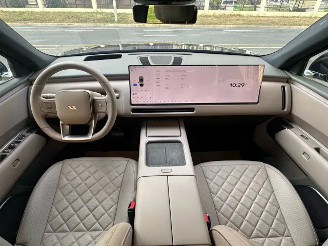 Li Auto L8 — Фото автомобиля 9
