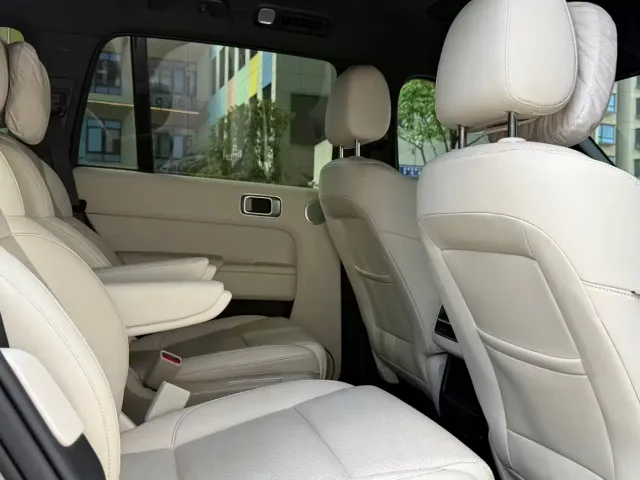 Li Auto L8 — Фото автомобиля 11