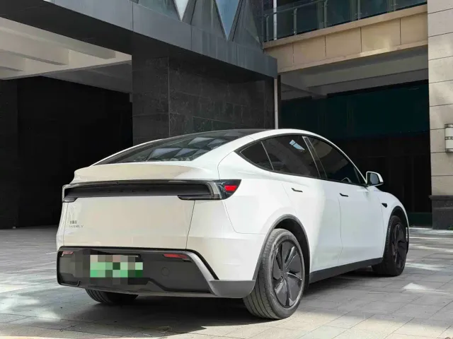 Tesla Model Y — Фото автомобиля 13