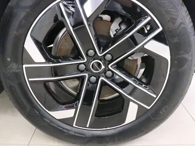 Volvo XC70 Plug-in Hybrid — Фото автомобиля 26