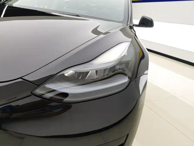Tesla Model 3 — Фото автомобиля 5