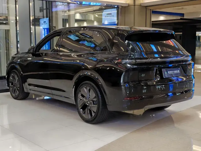 Li Auto L7 — Фото автомобиля 8