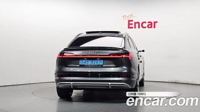 Audi e-tron — Фото автомобиля 4