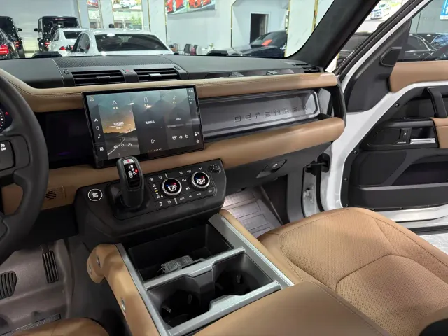 Land Rover Defender — Фото автомобиля 9