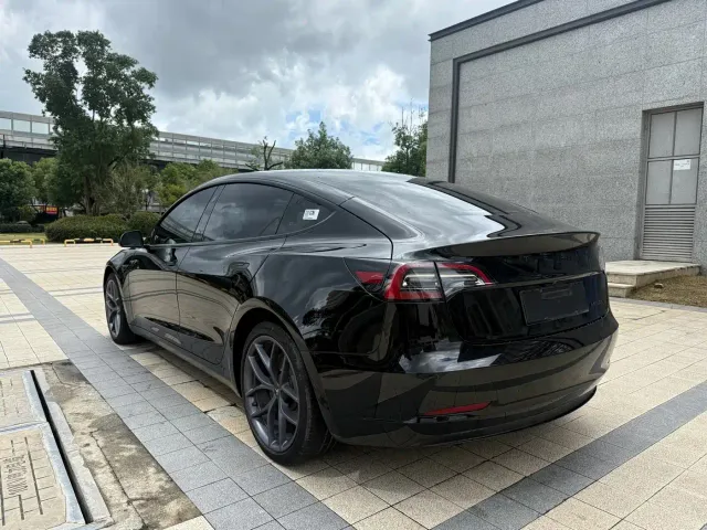 Tesla Model 3 — Фото автомобиля 14
