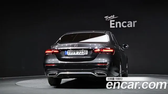 Mercedes-Benz E-Class — Фото автомобиля 4