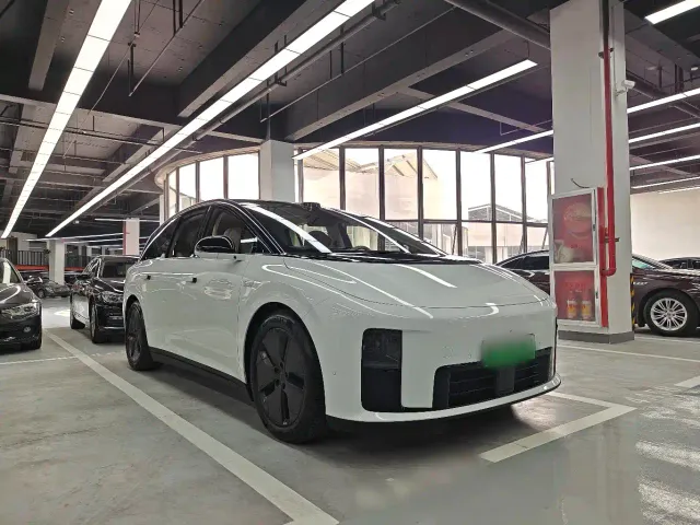 Li Auto Li i8 2025 Standard Edition — Фото автомобиля 3