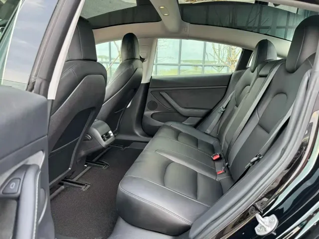 Tesla Model 3 — Фото автомобиля 6