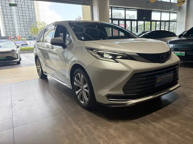 Toyota Sienna — Фото автомобиля 3