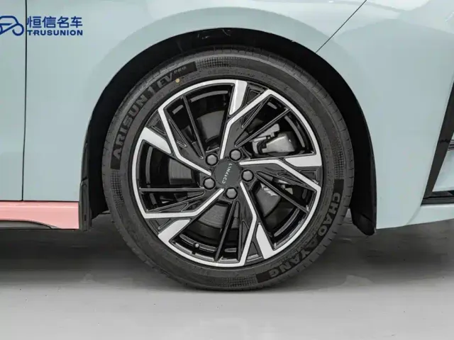 Lynk & Co 03 — Фото автомобиля 11