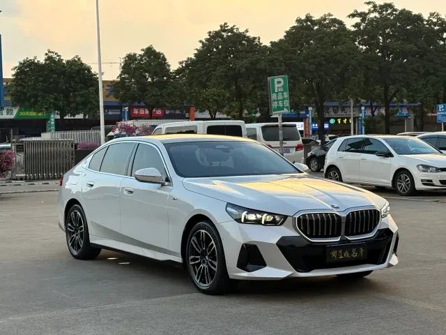 BMW 5 Series — Фото автомобиля 3