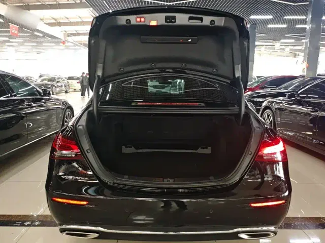 Mercedes-Benz E-Class — Фото автомобиля 18