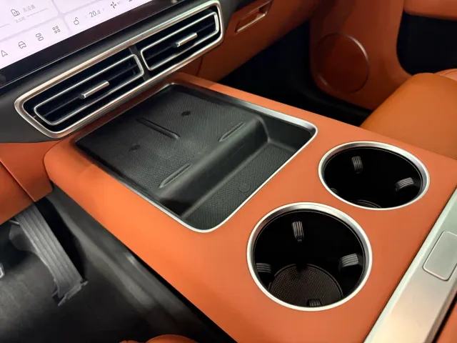 Li Auto L8 — Фото автомобиля 12