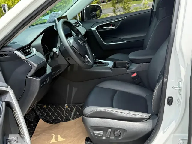 Toyota RAV4 — Фото автомобиля 4