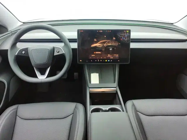 Tesla Model 3 — Фото автомобиля 12
