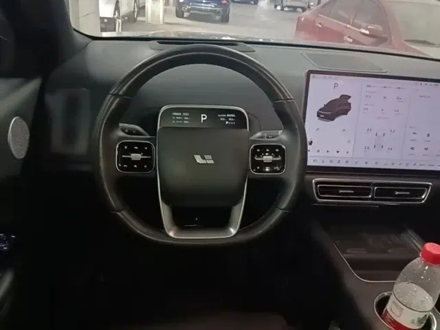 Li Auto L8 — Фото автомобиля 10