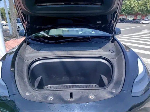 Tesla Model Y — Фото автомобиля 19