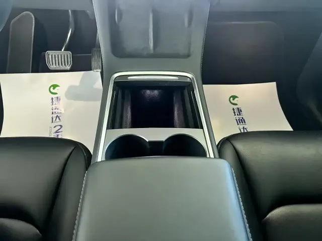 Tesla Model Y — Фото автомобиля 18