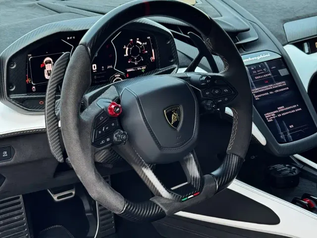 Lamborghini Revuelto — Фото автомобиля 14